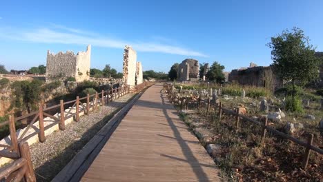 Steady-Cam-Shot-der-antiken-Stadt-von-Kanlidivane-in-Mersin,-Türkei.