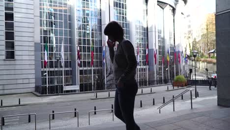 Dame-ist-Fuß-und-am-Telefon-in-der-Nähe-des-Europäischen-Parlaments-in-Brüssel.-Belgien.-Slow-motion