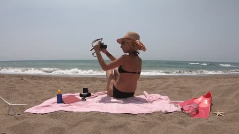 Sexy-Frau-im-Bikini-sitzen-und-Spaß-am-Strand.