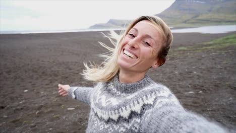 Selfie-retrato-de-mujer-turista-en-playa-de-arena-negra-en-Islandia---Viajes-video-Slow-motion-gente-feliz-concepto