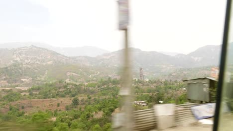 Vista-del-camino-en-bus-desde-Pokhara-a-Katmandú,-Nepal.