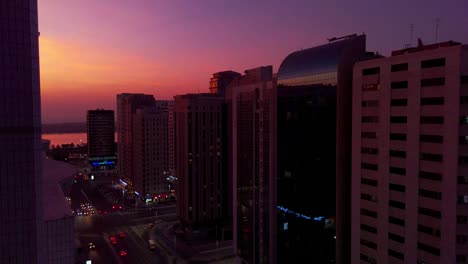 Magischen-Sonnenuntergang-mit-dem-Mond-in-Abu-Dhabi-City,-Vereinigte-Arabische-Emirate