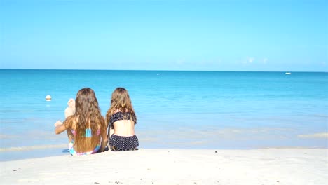 Entzückende-kleine-Schwestern-am-Strand-während-der-Sommerferien