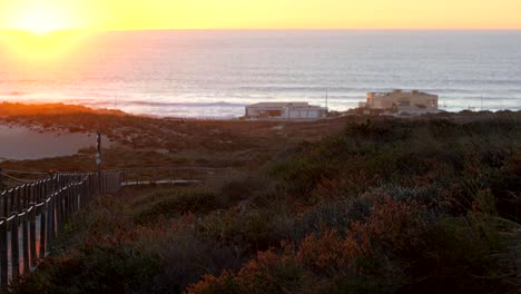 Praia-do-Guincho-Beach-y-Hotel-Fortaleza-en-un-día-de-verano-en-Sintra,-Portugal