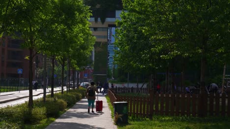 Italia-día-soleado-Milán-tráfico-calle-viven-panorama-de-lenta-de-Parque-bloque-4k