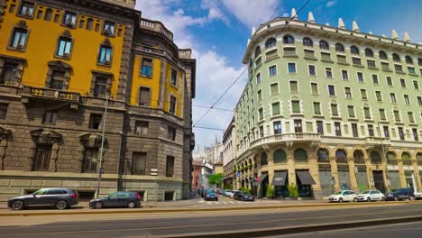 Italia-día-soleado-Milán-ciudad-centro-tráfico-panorama-calle-4k-timelapse