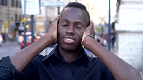 África-joven-miming-el-gesto-de-escuchar-la-música