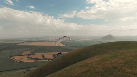 Atleta-paraglider-vuela-en-su-parapente-junto-a-las-golondrinas.-Seguimiento-desde-los-aviones-no-tripulados