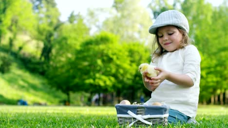 Kleine-Mädchen-spielen-mit-Küken