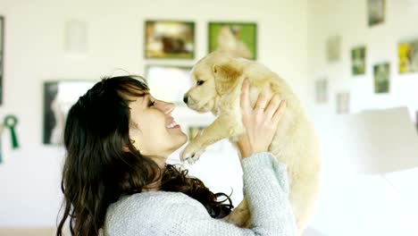 Una-chica-besa-a-cachorro-de-golden-retriever