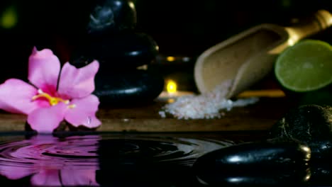 Dispara-a-agua-hermosa-y-la-composición-de-spa-y-wellness-de-velas-en-extremo-lento-motion.concept-de-relax-y-meditation.water