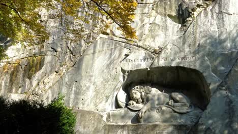 Famoso-monumento-del-León-(1820)-por-Bertel-Thorvaldsen,-Lucerna,-Suiza