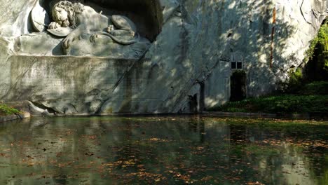 Famous-Lion-Monument-(1820)-by-Bertel-Thorvaldsen,-Lucerne,-Switzerland