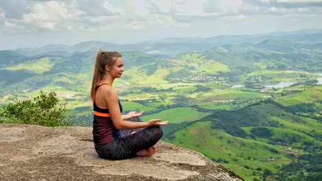 Yoga-Frau-Meditieren
