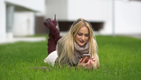 beautiful-blonde-girl-walking-in-the-park