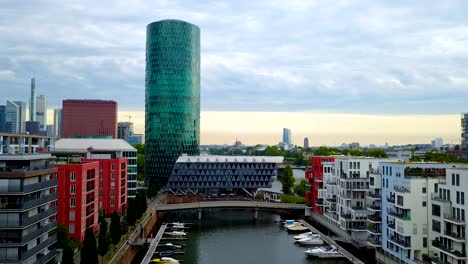 Luftaufnahme-der-Stadt-Frankfurt-mit-Fluss-und-Wolkenkratzer-bei-Sonnenaufgang