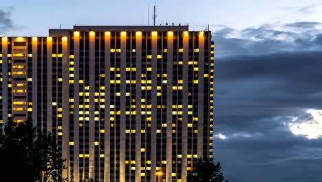 Beleuchteten-Fenstern-des-Hotels,-Zeitraffer