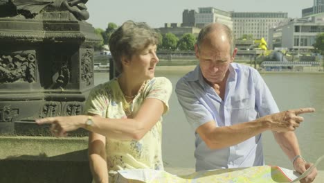 Pareja-senior-activo-mirando-un-mapa-de-Londres