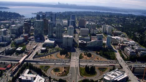 Vista-de-helicóptero-de-Bellevue-Washington-Skyline-con-fondo-de-Seattle