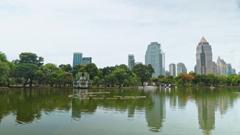 paisaje-urbano-con-edificios-de-oficinas-y-un-lago