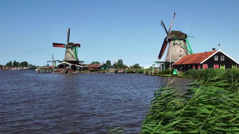 Molinos-de-viento-tradicionales,-Zaanse-Schans,-en-Zaandam,-destino-turístico-cerca-de-Ámsterdam,-Países-Bajos