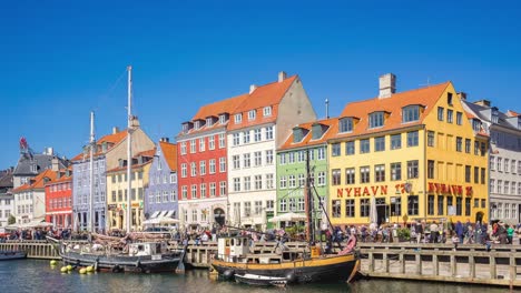 Menschen-sind-unterwegs-bei-Nyhavn-in-Kopenhagen-Stadt,-Dänemark-Timelapse-4-K