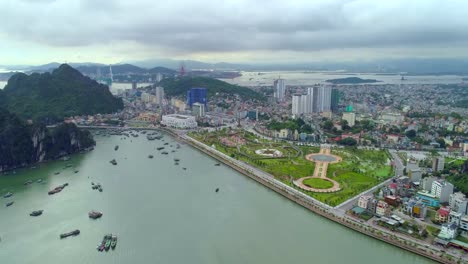 vista-aérea-4-k-sobre-la-ciudad-y-parque-con-Bai-Tho-montaña-del-karst-Ha-mucho-bay.-Ciudad-de-Halong.