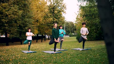 Schöne-Mädchen-in-Sportbekleidung-üben-Yoga-Variationen-der-Baum-Position-zu-tun,-dann-Umzug-in-Stuhl-Utkatasana-darstellen.-Junge-Menschen-und-Erholung-Konzept.