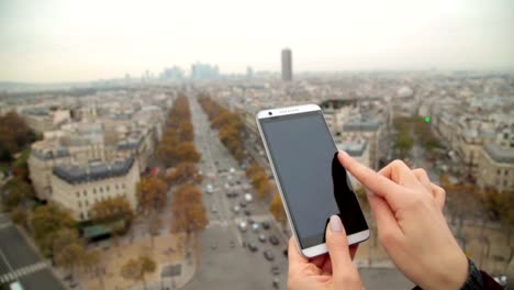 Handy-verwenden-mit-Eiffelturm,-Paris-im-Hintergrund.