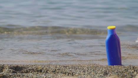 Porträt-eines-schönen-jungen-Mädchens-(Frau)-am-Meer,-in-einem-Badeanzug-fröhlich,-Lächeln,-den-Meer-und-die-Berge-Hintergrund.