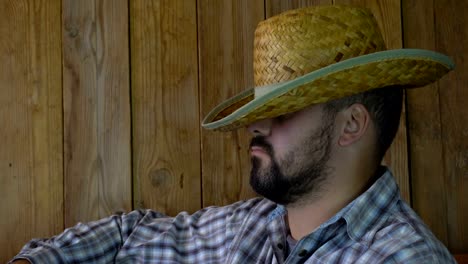 Un-hombre-con-una-barba-en-un-sombrero-de-paja-duerme