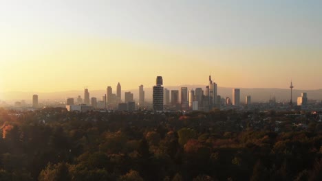 Filmischen-Luftaufnahmen-der-Frankfurter-Skyline-Panorama-bei-Sonnenuntergang