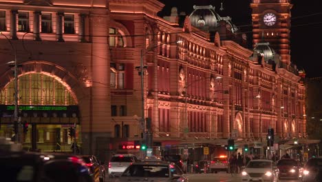 Melbourne,-Victoria-/-Australia---23-de-octubre-de-2018:-exterior-calle-de-Flinders-ocupado-la-estación-de-tren