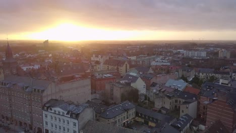 Luftaufnahme-von-Lund,-Schweden.-Drohne-Schuss-fliegt-über-Lund-Stadt-bei-Sonnenuntergang