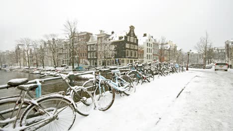 Es-schneit-in-Amsterdam,-Niederlande