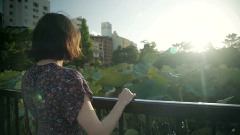 Niña-está-mirando-la-ciudad