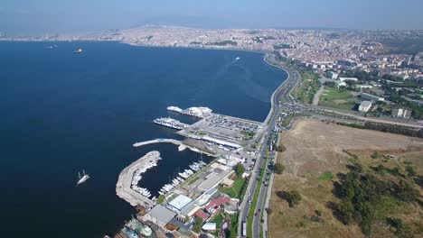 Toma-aérea-de-tráfico,-drone,-vista-de-Izmir,-izmir-korfezi