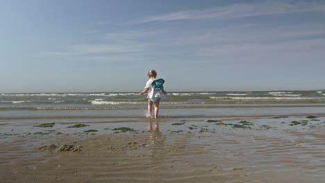 Kind-spielt-in-den-Gewässern-der-Nordsee