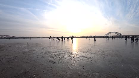 Menschen-Eislaufen-auf-einem-zugefrorenen-See-neben-dem-Fluss-IJssel-in-den-Niederlanden