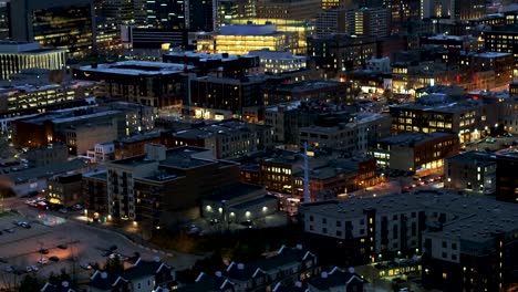 Minneapolis-Skyline---Lichter-der-Stadt-in-der-Dämmerung---Luftbild