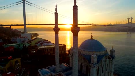 Ortakoy-Moschee-aus-dem-Himmel.