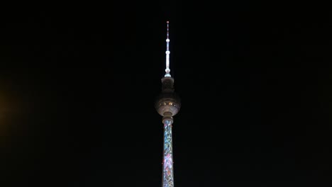 Proyección-de-video-en-señal-iluminada-(torre-de-la-TV-/-Fernsehturm)-por-la-noche-durante-el-acceso-de-Berlín-también-conocido-como-Festival-de-las-luces-en-Berlín,-Alemania