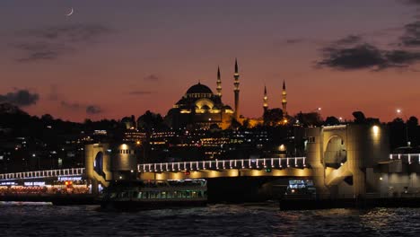 Vista-nocturna-del-antiguo-pueblo-puente-de-Galata-de-Estambul-y-Mezquita-de-Süleymaniye