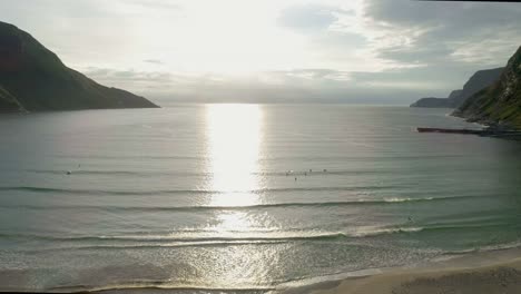 Surfer-auf-den-Wellen-bei-Sonnenuntergang