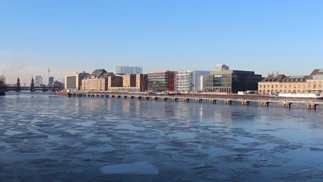 Horizonte-de-Berlín-en-el-helado-río-spree-en-invierno