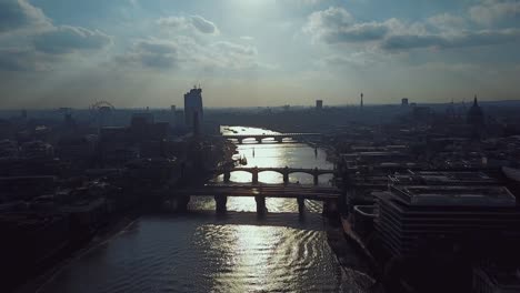 Tolle-Luftaufnahme-der-London-Stadt-von-oben-während-des-Sonnenuntergangs