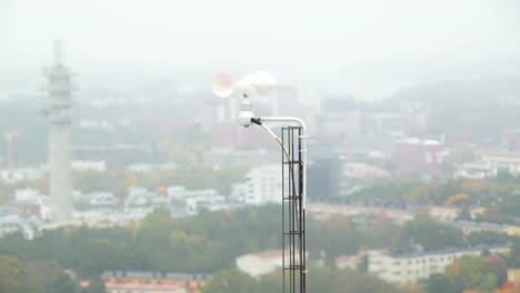 Die-Windfahne-bewegt-sich-so-schnell-auf-der-pole