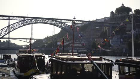 Lanchas-parking-cerca-de-terraplén-en-Oporto