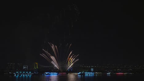 Feuerwerk-Festival-an-der-Bucht-von-Tokio-in-Japan