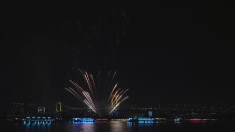 Festival-de-fuegos-artificiales-en-la-bahía-de-Tokio-en-Japón